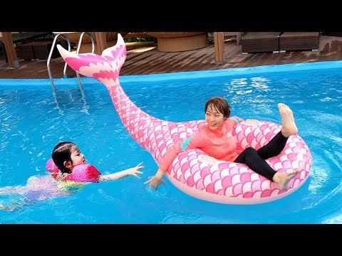 신기한 인어공주 튜브에요!! 서은이의 실내수영장 미끄럼틀 썰매 딸기 파인애플 튜브 Swimming with Little Mermaid Tube