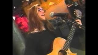 Lisa Loeb performing 