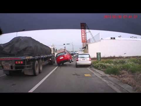 2013.03.26-直擊超神奇車禍畫面，小客車撞上路邊停車，彈飛落地毫髮無傷
