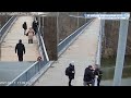 Камери зафіксували, як у житомирському парку рятували чоловіка, який переліз через перила мосту