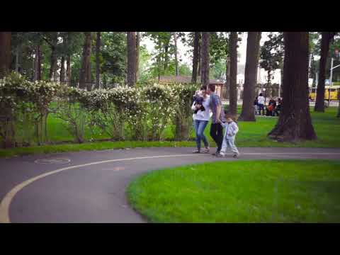 عائلة شابة صغيرة تسير في المنتزه فيديو بدون حقوق للمونتاج اشترك وفعل الجرس 