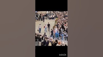 Taehyung give his caricature(portrait)to a lucky army at airport🥺🥺#bts#shorts#v#tae#airport#kim#army