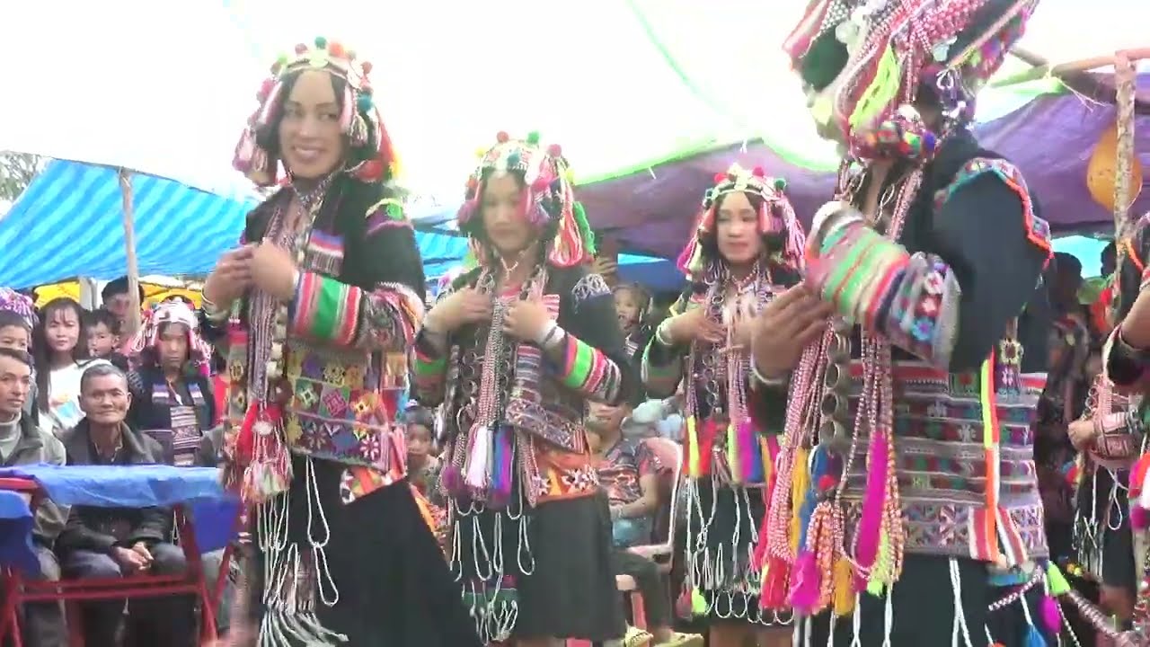 ບຸນເກິຣຫເຜົ່າກືມມຸ ແລະ ບຸນກິນຈຽງເຜົ່າອາຄາ ຢູ່ບ້ານປາງສົມ ເມືອງຫຼາ