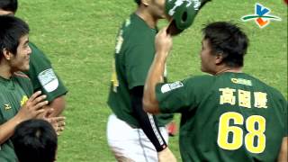 20131012 CPBL 獅VS犀牛 花絮 高國慶得分回家還被猛巴頭 歡迎國慶回家上youtube找凶手 鐘教練指名:朱元勤巴最兇