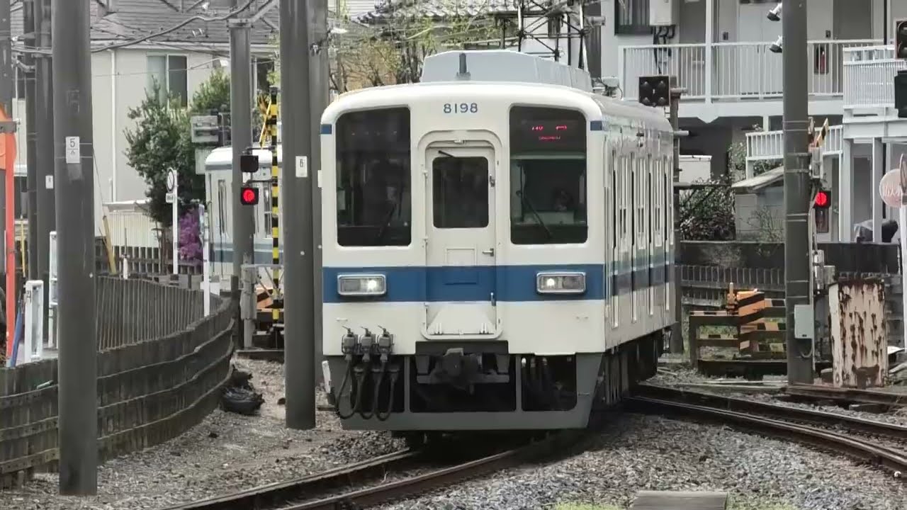 前照灯をウィンクするように入線する、東武8000系8198F - YouTube