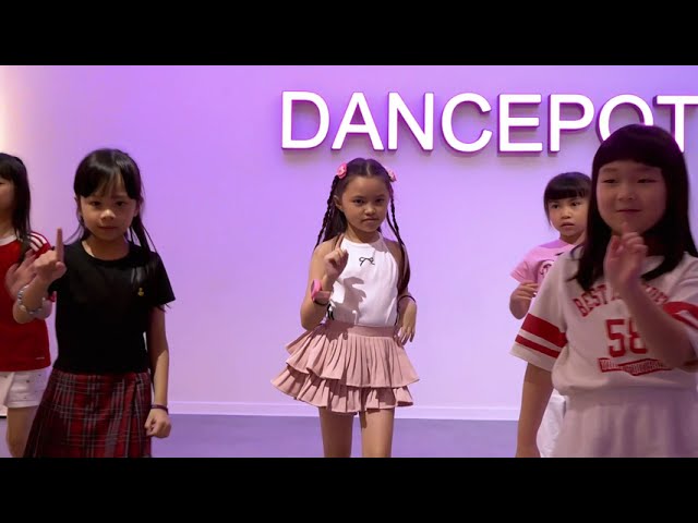 Our 𝗞𝗶𝗱𝘀 𝗞𝗽𝗼𝗽 students had a blast dancing to KATSEYE – Touch in Teacher Niesha’s Kids Kpop class 💃✨ They get t