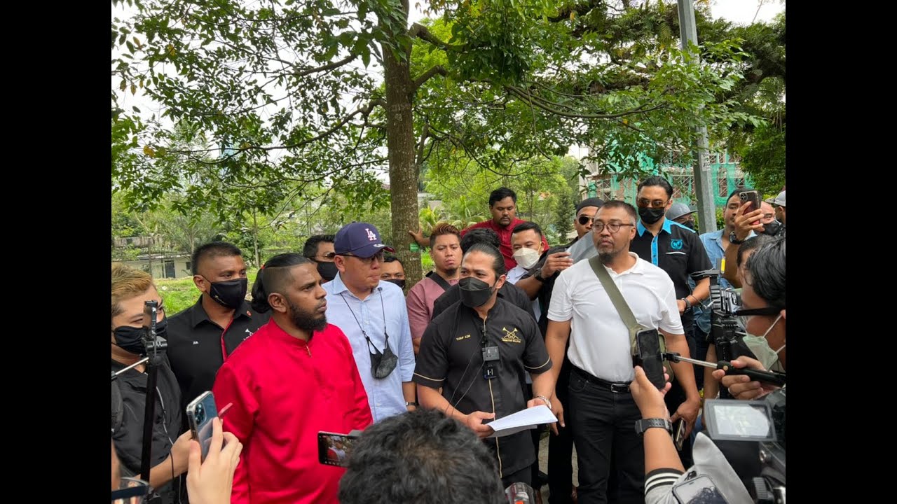 Isu hina Islam: Semboyan Malaysia buat laporan polis di Ibu Pejabat Polis Brickfields, KL.