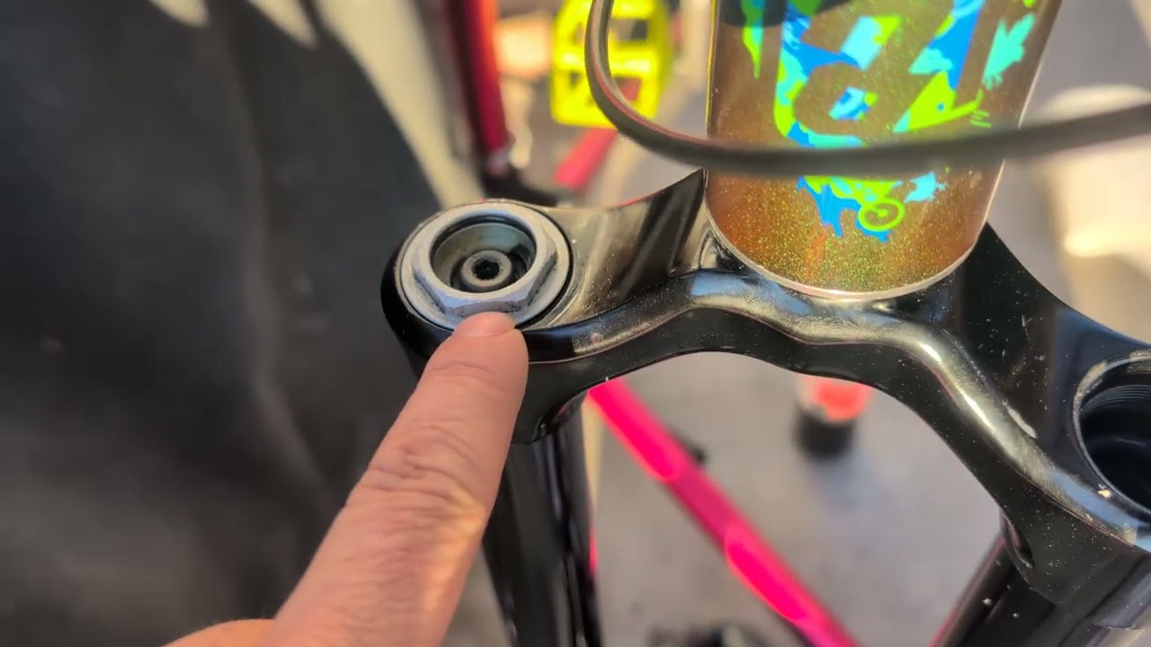 Marzocchi 55R suspension fork service and overview.