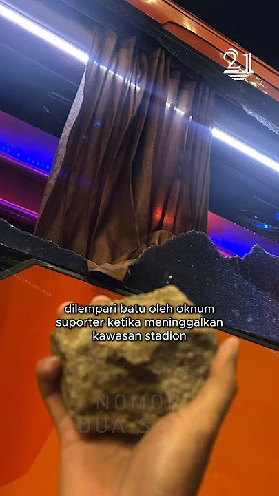Bus Persik Kediri Dilempari Batu Oleh Oknum Suporter Arema?! #shorts #briliga1 #aremafc #persik