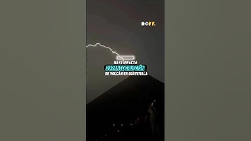 Momento exacto en que un rayo impacta durante una erupción del Volcán de Fuego en Guatemala