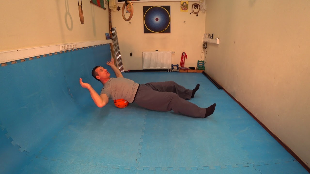 Зарядка  Прокатывание спины на мяче лёжа