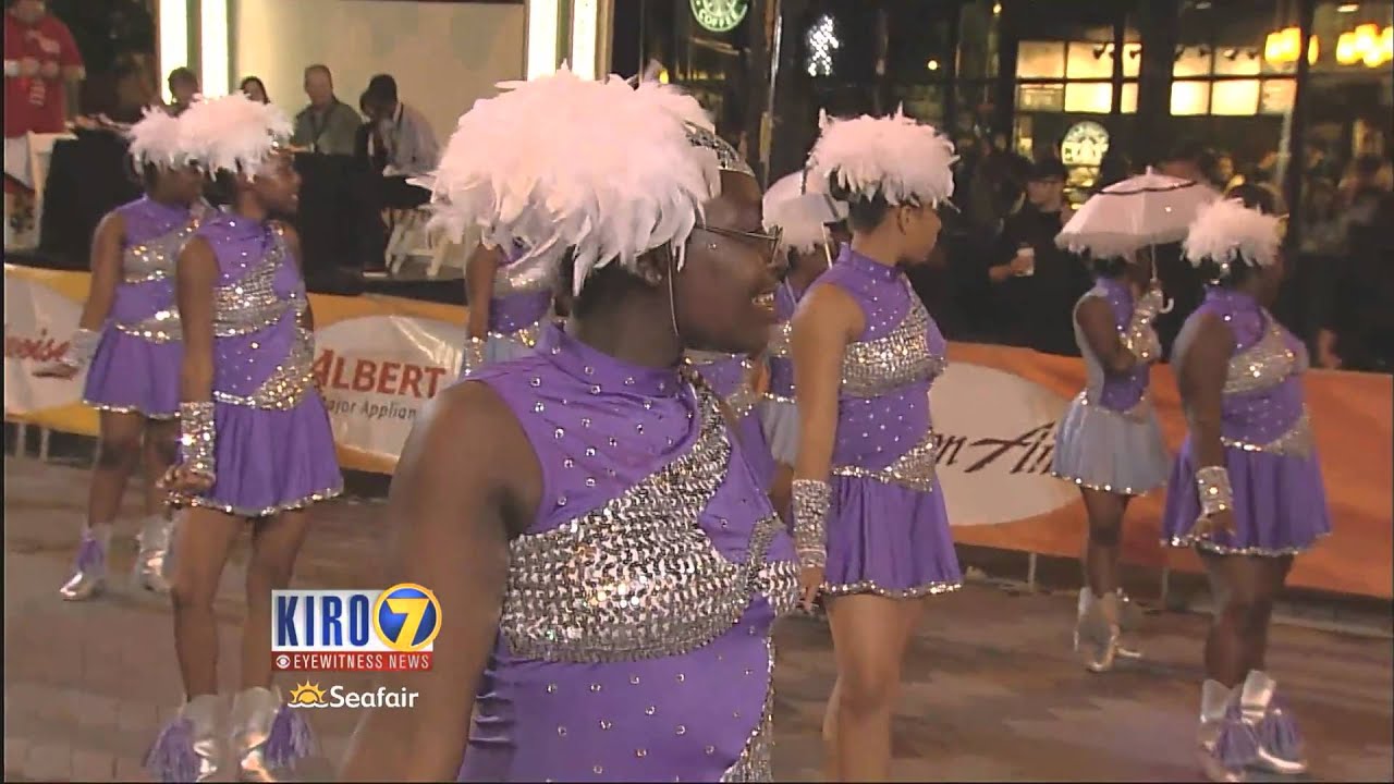 Dolls Drill Team and Tulalip Casino Float. 2010 Alaska Airlines