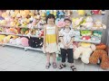 Kem Cún khám phá đồ chơi trong siêu thị