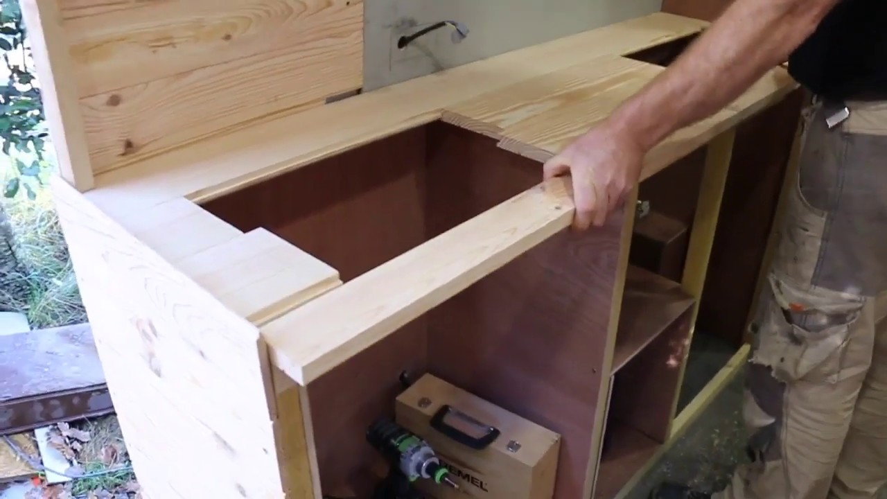 Création d'un espace cuisine dans le fourgon aménagé