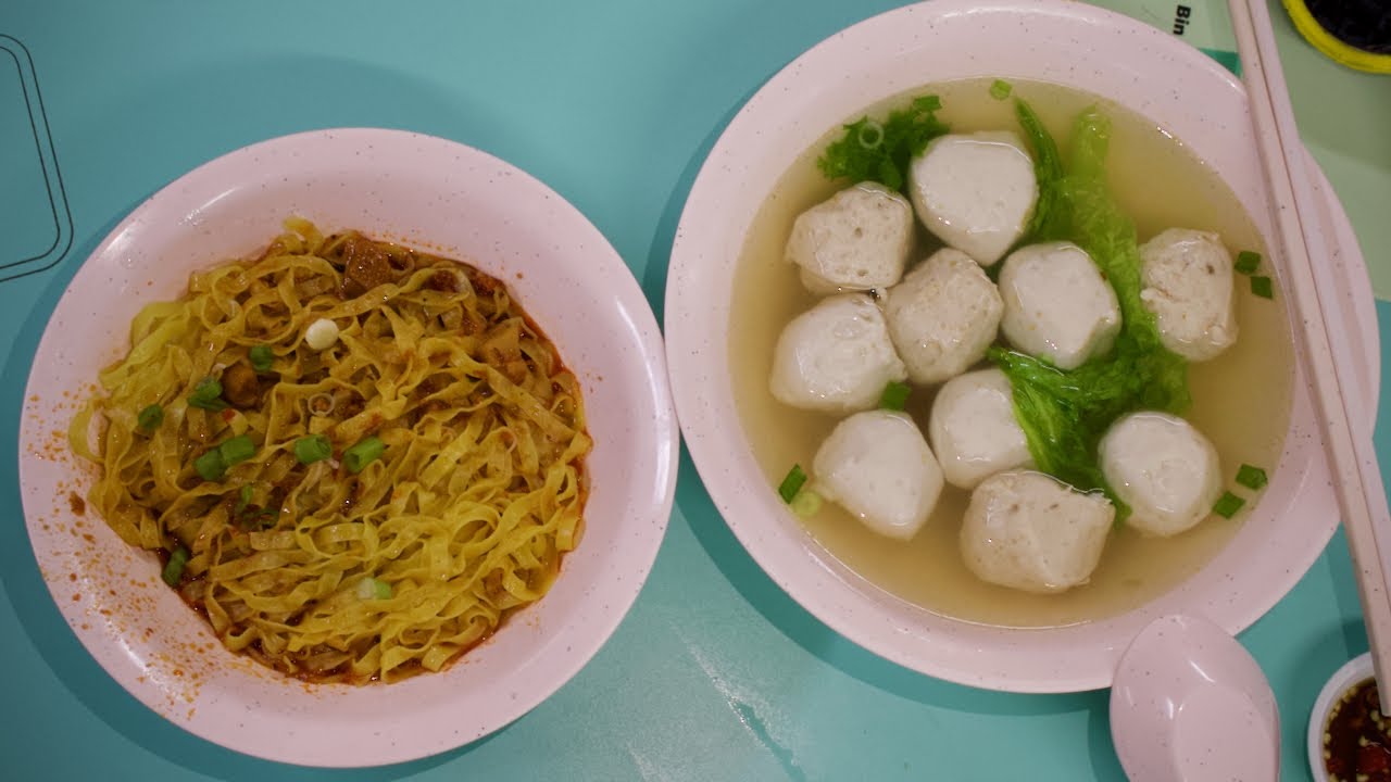 Amazing HANDMADE FISHBALL NOODLES () in Chinatown! (Singapore street food)