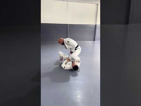 Aprenda a finalizar no omoplata com joelho na barriga. #jiujitsu #bjj #grappling #artesuave #oss