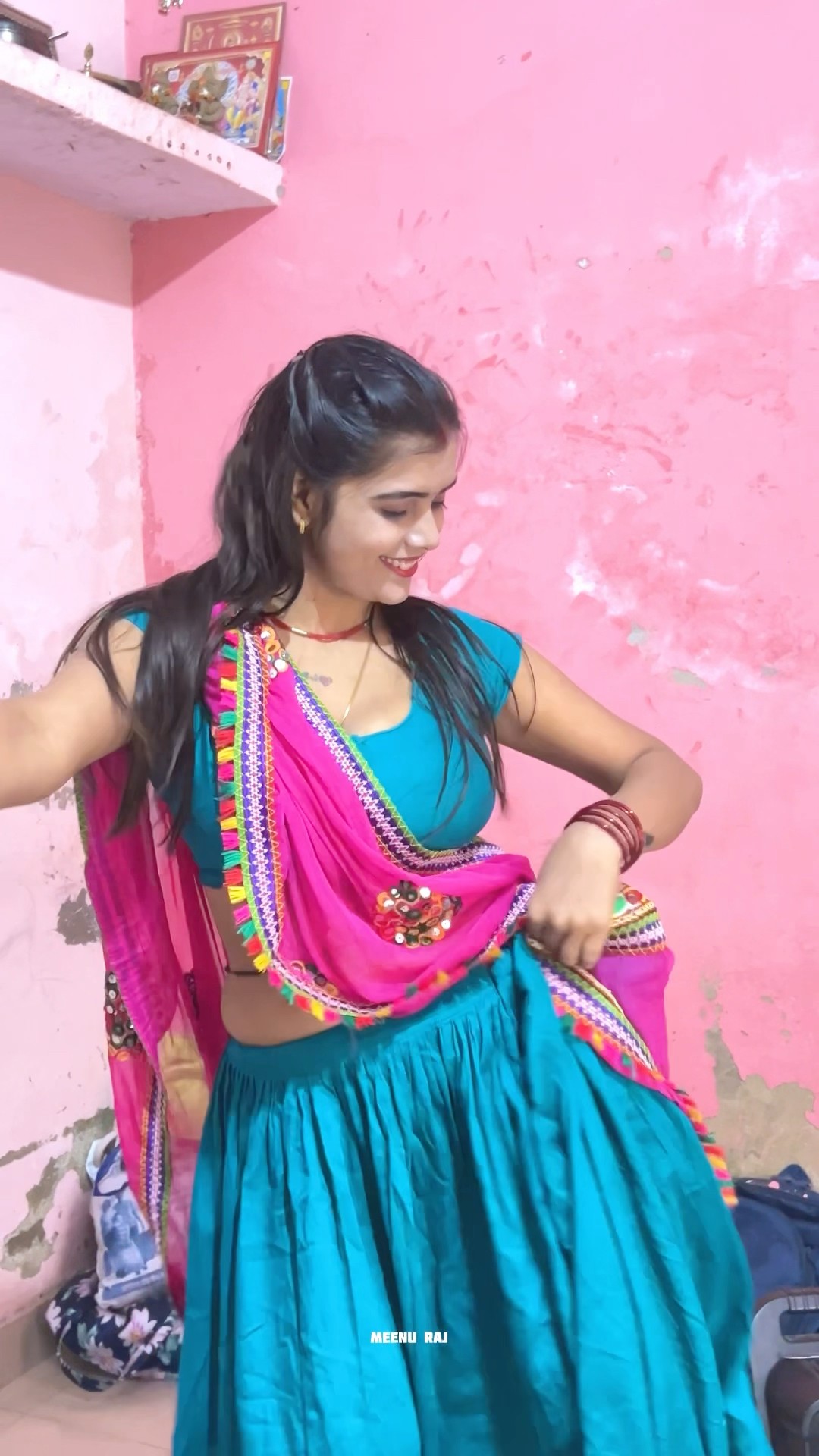 नई साल पे दे दे तू चुम्मा ? #shorts #meenu #trending #ytshorts
