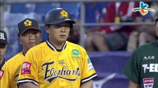 20130706 CPBL 獅 V.S 象 2下 彭政閔差點遭強納森近身球攻擊頭部, 上壘後和高國慶抱怨
