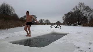 Согреваюсь перед прорубью.I warm myself before the ice hole.Hardening Winter Swimming in December