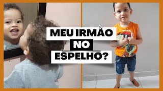 Eu Beijando Meu Primo, E Mímica Com O Menino Do Espelho