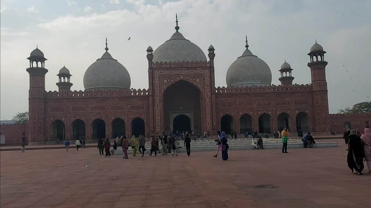 Majestic Beauty of Badshahi Masjid A Timeless Symbol of Mughal Glory #MughalArchitecture 