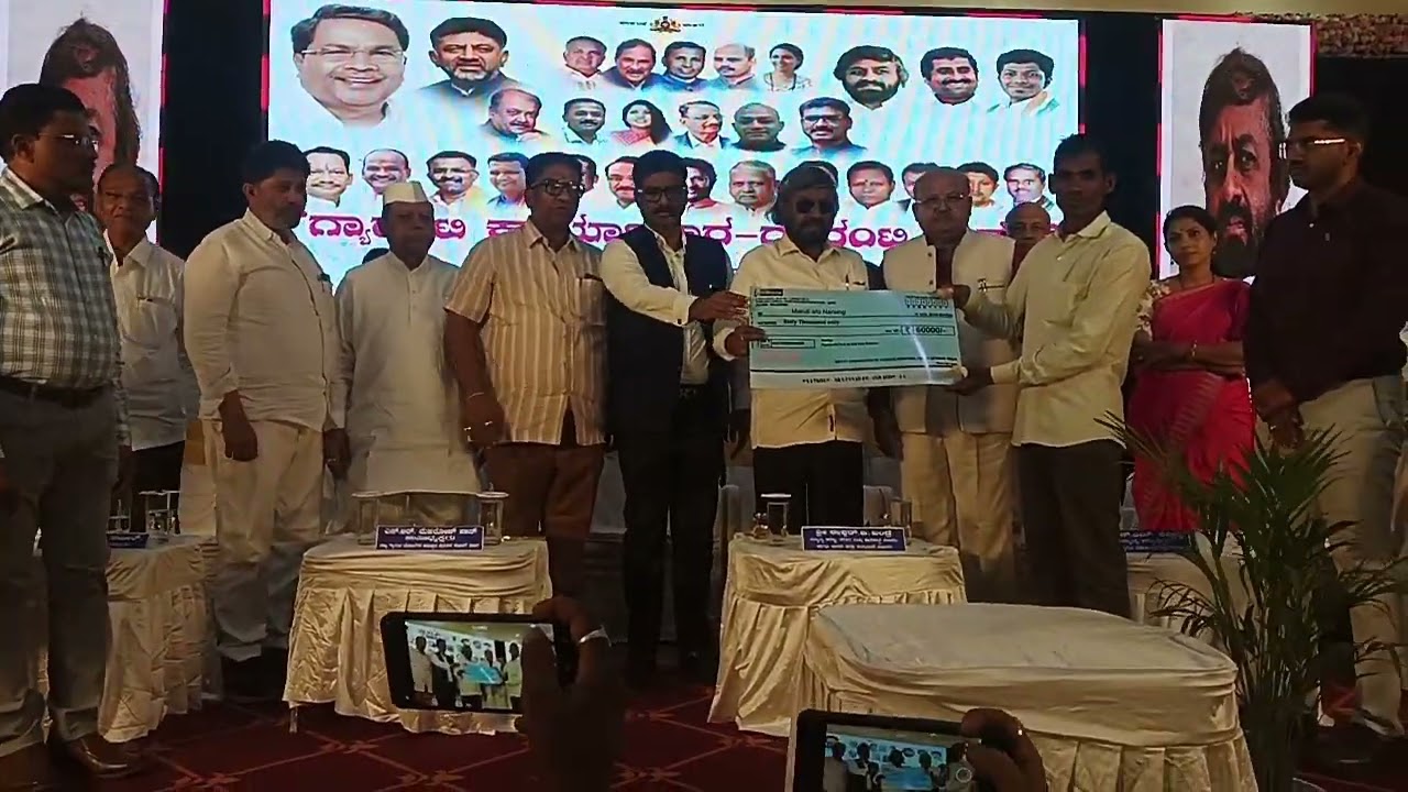 ಪ್ರಾಣಿಗಳಿಂದ ಹಾನಿಯಾದಜೀವಗಳಿಗೆ ಪರಿಹಾರವನ್ನು ನೀಡುತ್ತಿರುವುದುಸನ್ಮಾನ್ಯ ಶ್ರೀ ಈಶ್ವರಖಂಡ್ರೆ ಸಚಿವರು  ಅರಣ್ಯ ಪರಿಸರ 