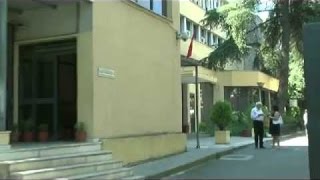 Godet gruan me shpullë e shkelma në gjykatë pas divorcit