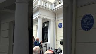The moment Sir Ian McKellen unveils Sir Laurence Olivier's blue plaque, with a wave 🥹