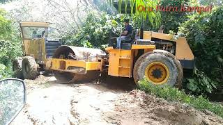 Motor Grader Caterpillar 120H Amblas' Menarik Vibro Di Jalan Yang Basah  Lunak Dan licin.