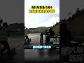 10月5日,贵州省黔西南州,过分!摩托车加油门闯卡,收费员小姐姐险些被撞
