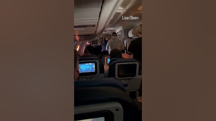 Passengers subdue man who allegedly tried to stab flight attendant, open plane door