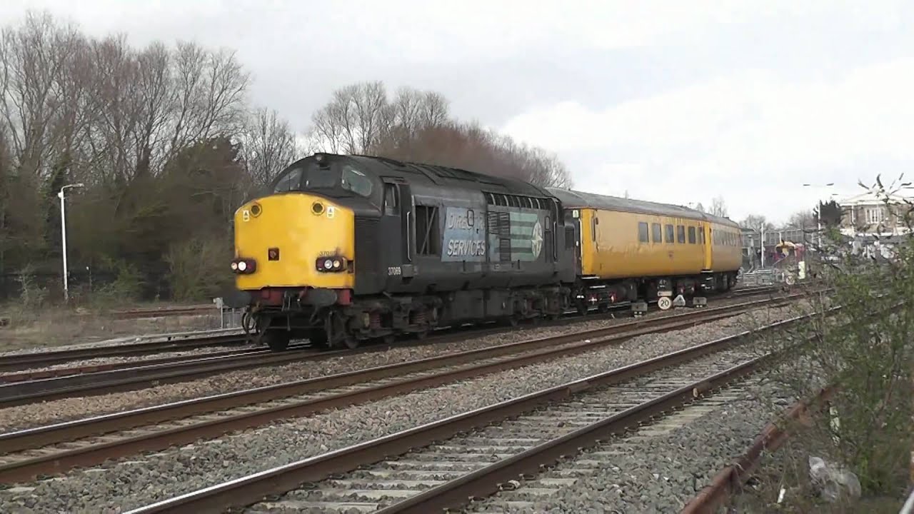 DRS 37059 & 37069 on 1Q12 at Swindon - 09/03/11