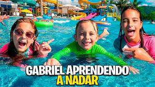 ENSINANDO O GABRIEL A NADAR EM 24 HORAS! Ele conseguiu
