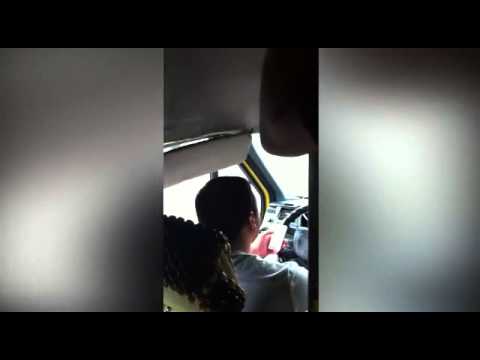 gaiget.ge თბილისში ”მარშუტკის” მძღოლი თან მიქრის, თან მესიჯობს