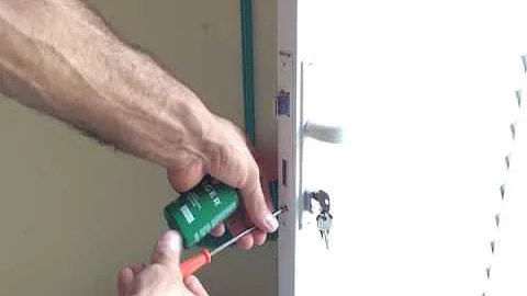 O que usar para lubrificar fechadura?