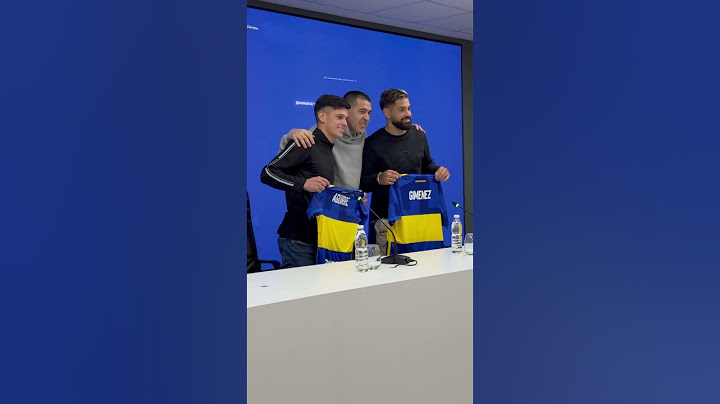 El momento en el que el presidente de Boca, Juan Román Riquelme, le da la camiseta a los refuerzos.