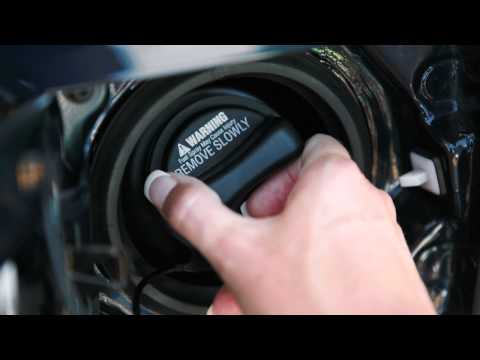Vidéo: Où se trouve la pompe à essence sur une Nissan Altima 2014?