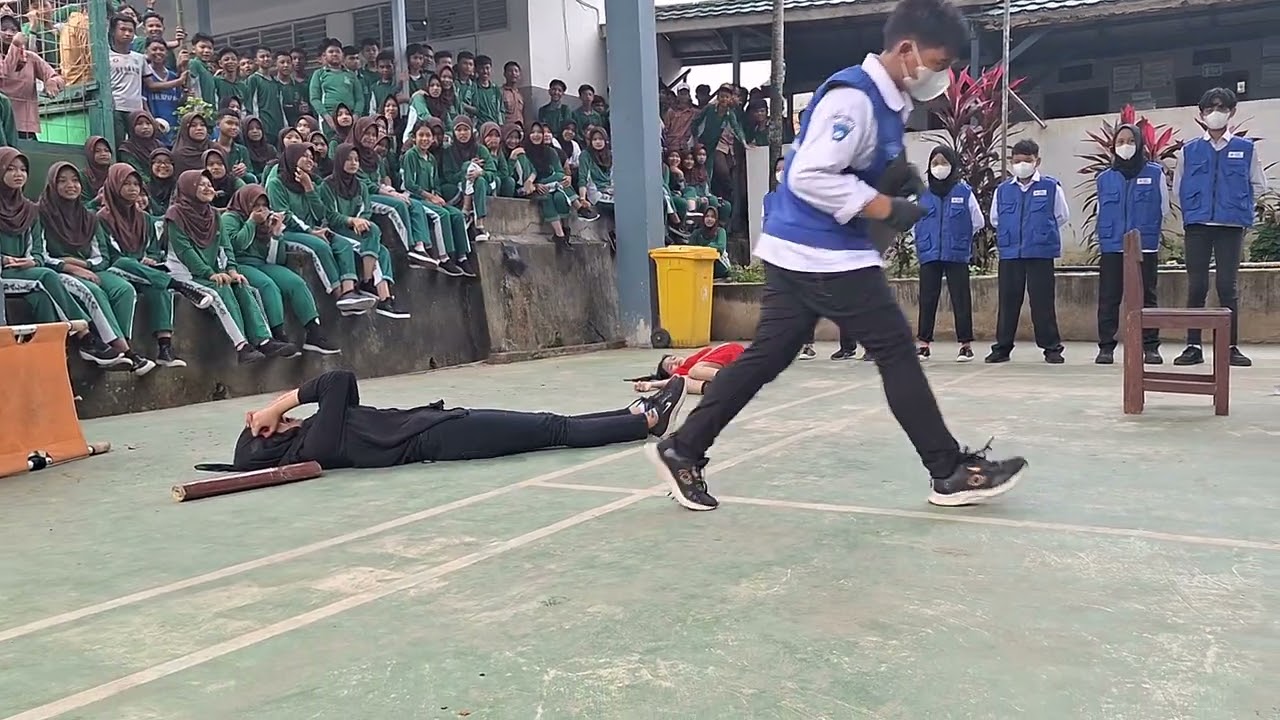 ketika demo ekskul PMR diawali dengan adegan film