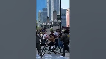 Man escapes ICE agents on pedal bike in downtown Chicago chase