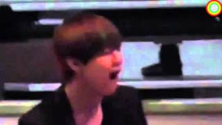 Jungkook and V BTS Reaction 2NE1's Fire MAMA 2015