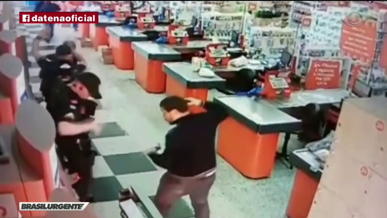 Bandidos roubam malotes de mercado em Embu das Artes