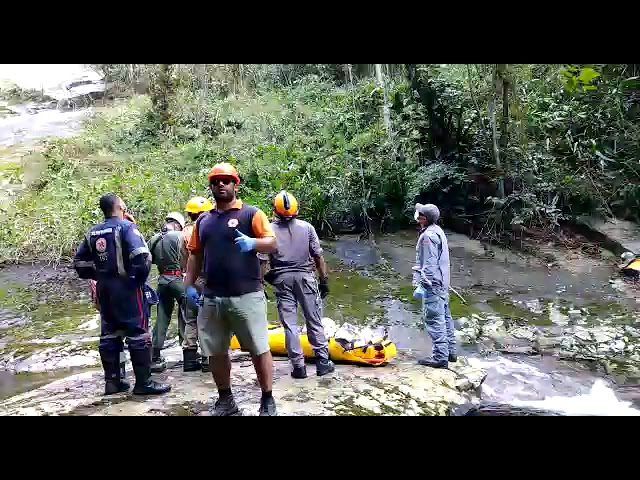 helicóptero Águia realiza resgate de homen após cair de altura de 40 metros em cachoeira de Ilhabela