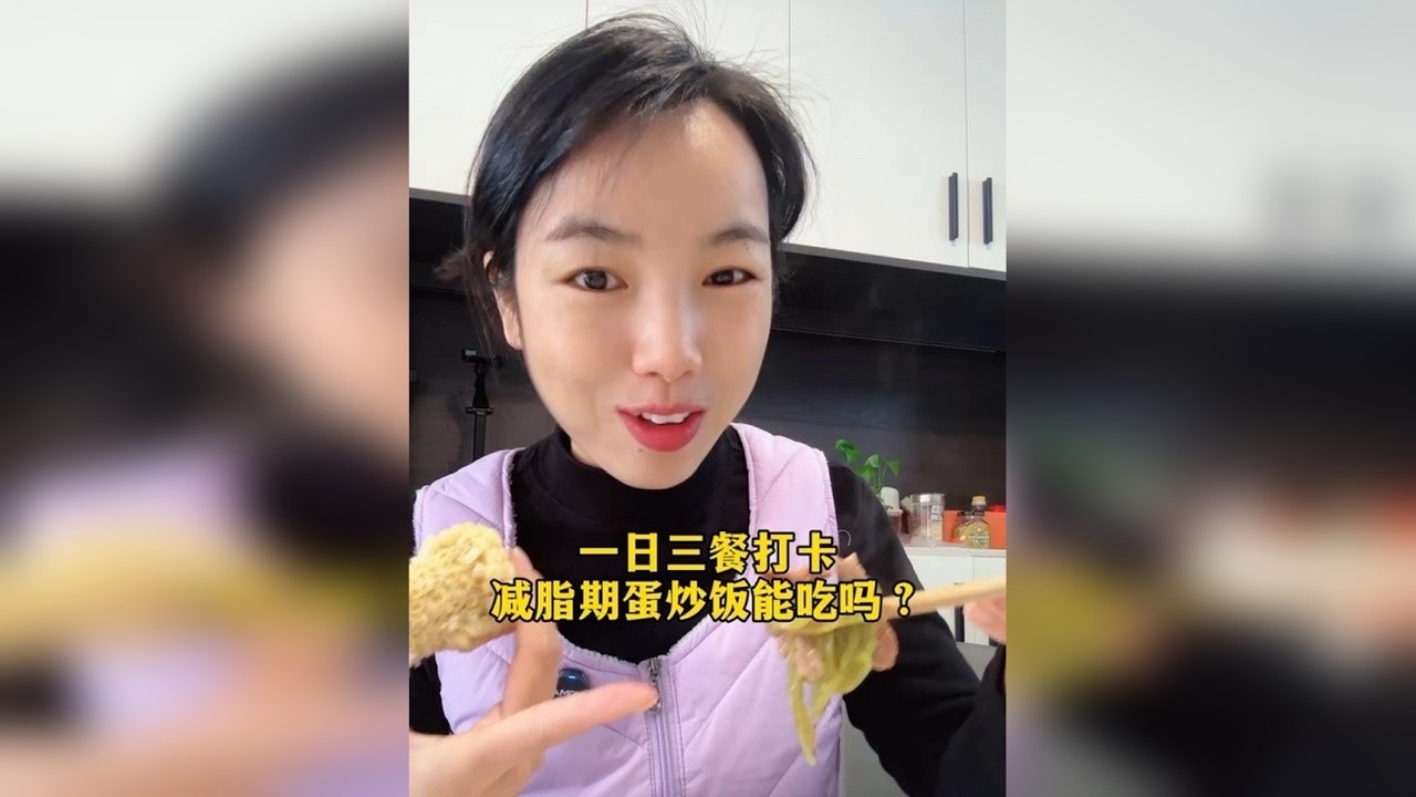 生活化减脂，让减脂融入生活。悄悄的，坚持下去。 糯玉米的热量比甜玉米高，Gi值也更高，搭配炒菜一起吃会要好一些。减脂期能不能吃蛋炒饭，是取决于用油量的啊～