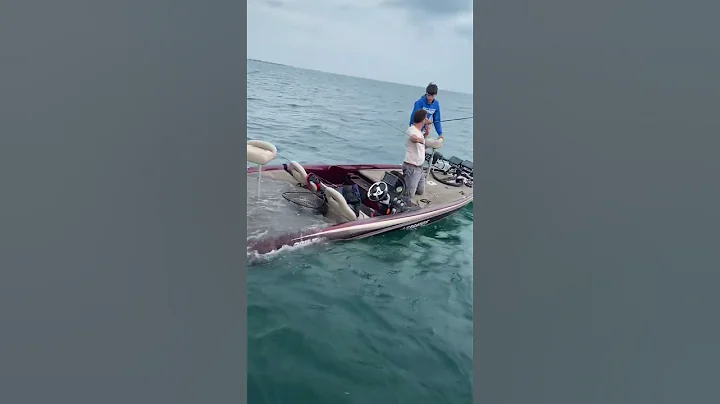 Bass Boat Sinks on Lake St. Clair 😳🌊 - DayDayNews