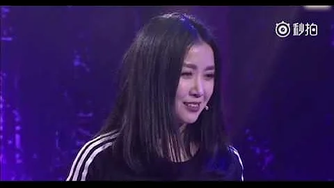 央視男主持人被女歌手打破頭 現場視頻曝光 - 天天要聞
