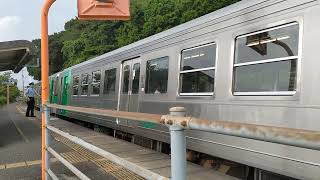 見能林駅に到着、発車する1200型気動車。