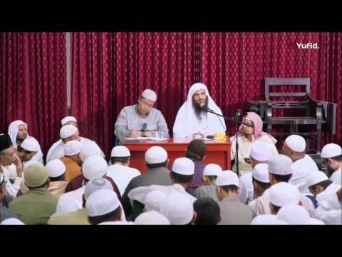 تواضع الشيخ عبد الرزاق البدر حفظه الله واعطائه هدايا لرجل كبير في السن لهمته في طلب العلم