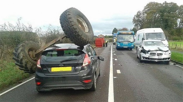 85 Choques de Autos Impactantes: Idiotas al Volante Reciben Karma Instantáneo, ¡Increíble! #31