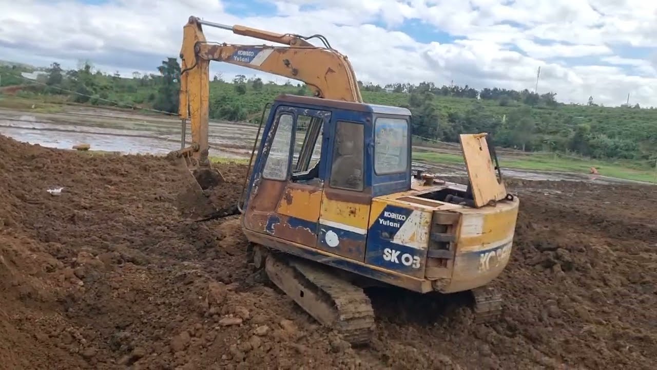 Máy xúc kobel nhận làm san mặt bằng ruộng .0866916773 . The dump truck
