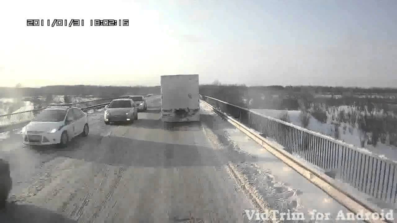 Yellow driver, car crash in Russia (Part 1) – Фура въехала в грузовик с желтой краской (Ча